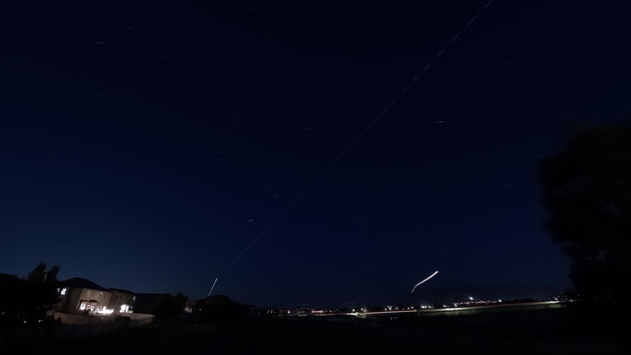 제트 라이트 트레일은 유타 주 중앙의 바쁜 항공 교통 복도에서 시간 지연