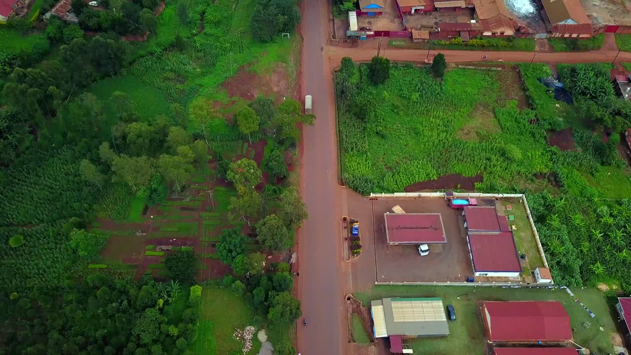 largo camino de campo a la ciudad de jinja en el sur de uganda, áfrica oriental