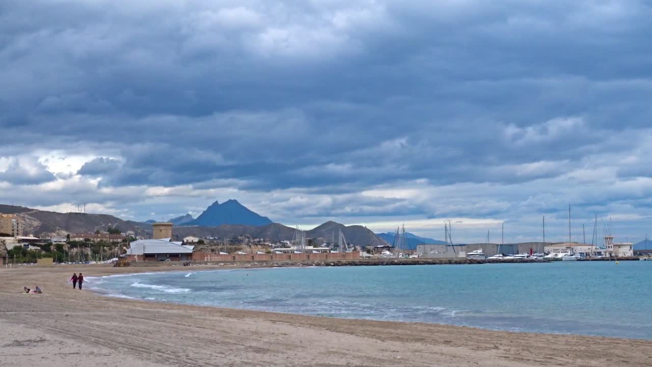 스페인 엘 캄펠로 해변에서 편안하고 흐린 날