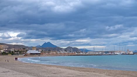 A-relaxing,-cloudy-day-on-the-beach-of-El-Campello,-Spain