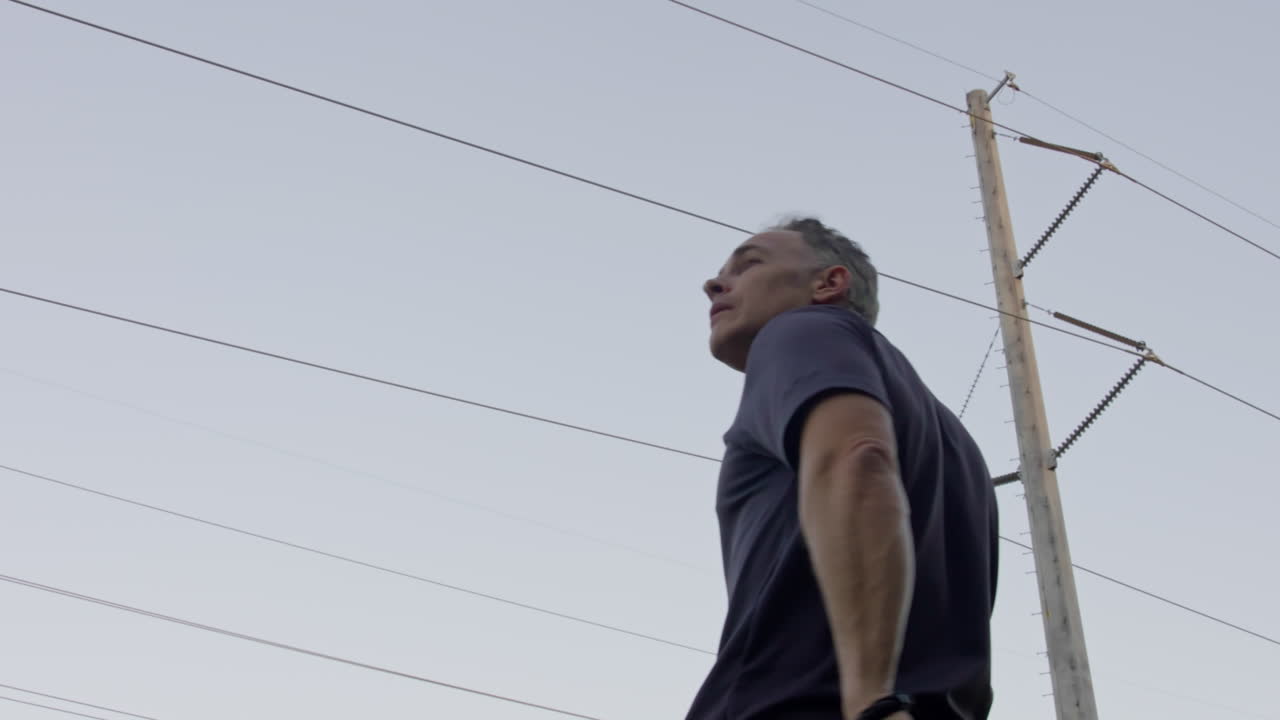 스트레스를 받은 중년 남자가 멀리서 무언가를 찾고, 좌절한 남성