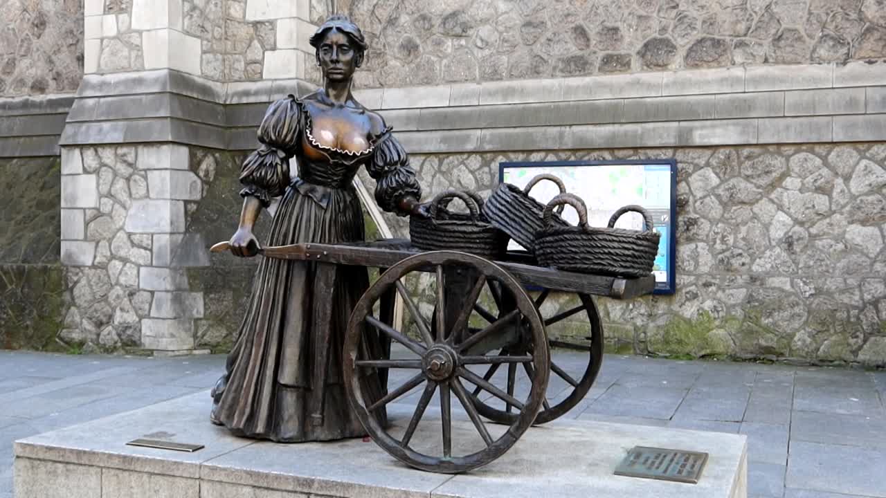 Molly Malone statue with cart and baskets in Dublin city center