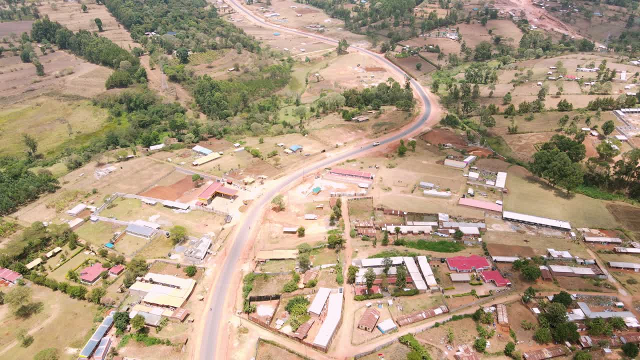 Droneflyvning med tilt over et travlt lokalt marked i stammebyen Kapenguria, et traditionelt landdistriktssamfund i Kenya, Afrika.
