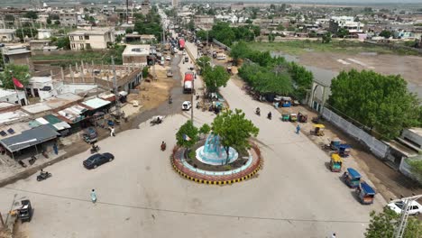 rotonda aérea principal en el centro de la ciudad de badin con tráfico ligero, sindh, pakistán rural