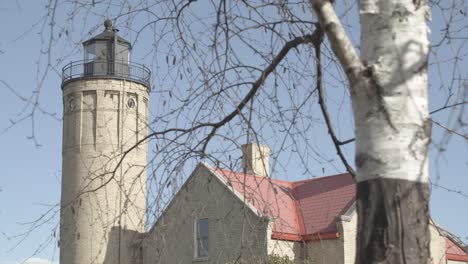 Alter-Mackinac-Point-Leuchtturm-In-Mackinaw-City,-Michigan-Mit-Filmischer-Dolly-Aufnahme-Von-Links-Nach-Rechts