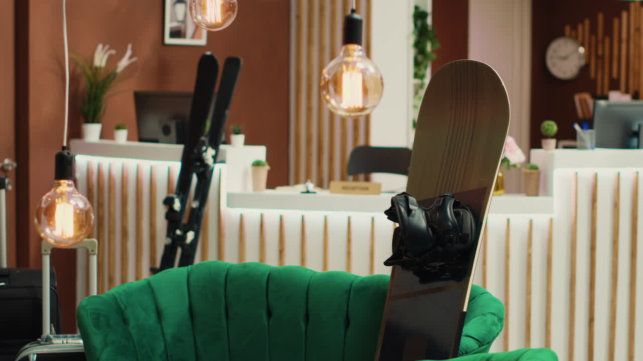 recepción vacía del hotel durante el invierno