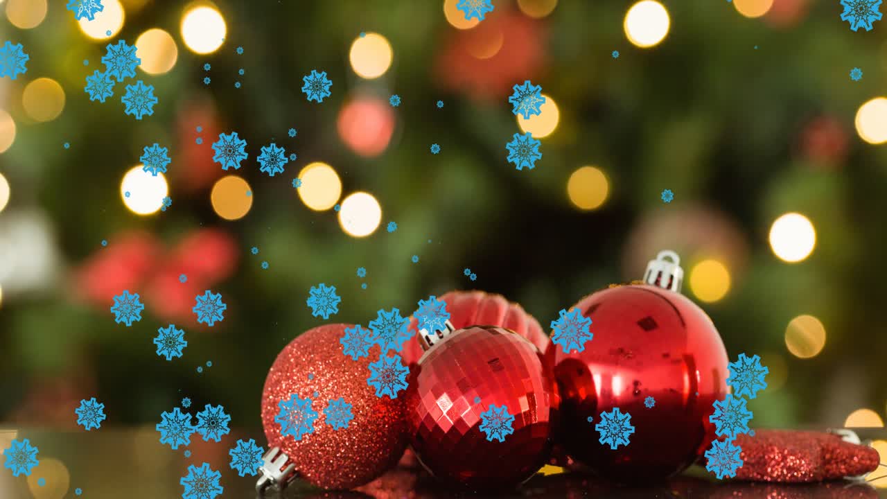 animación de la nieve cayendo sobre las bolas de navidad