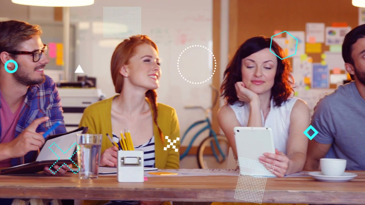 Squadra che prende appunti toccando un tablet al tavolo, uomo che inserisce grafici animati dinamici sopra il tablet per il business