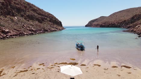 Antena:-Fiesta-Privada-En-La-Playa-En-Barco-En-La-Remota-Isla-Espíritu-Santo-En-La-Costa-Mexicana,-Baja-California