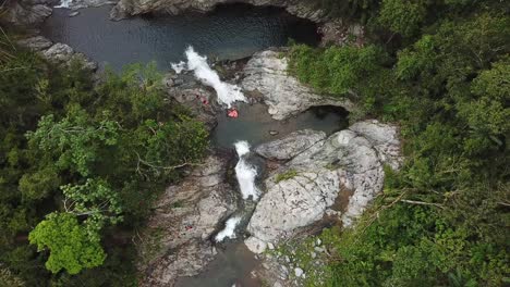 vista aérea a vista de pájaro de la aislada cascada y selva tropical charco el ataud, puerto rico, adjustas