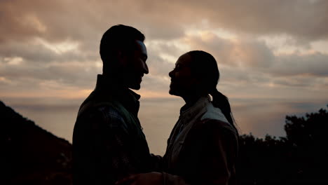 pareja, silueta y amor en una caminata al atardecer