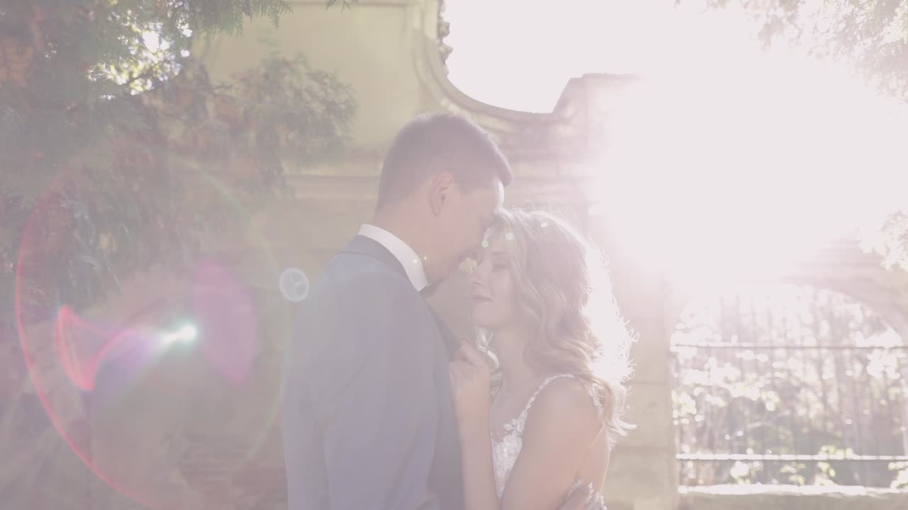 결혼 부부. 사랑스러운 신랑과 신부. 행복한 가족. 사랑에 빠진 남자와 여자