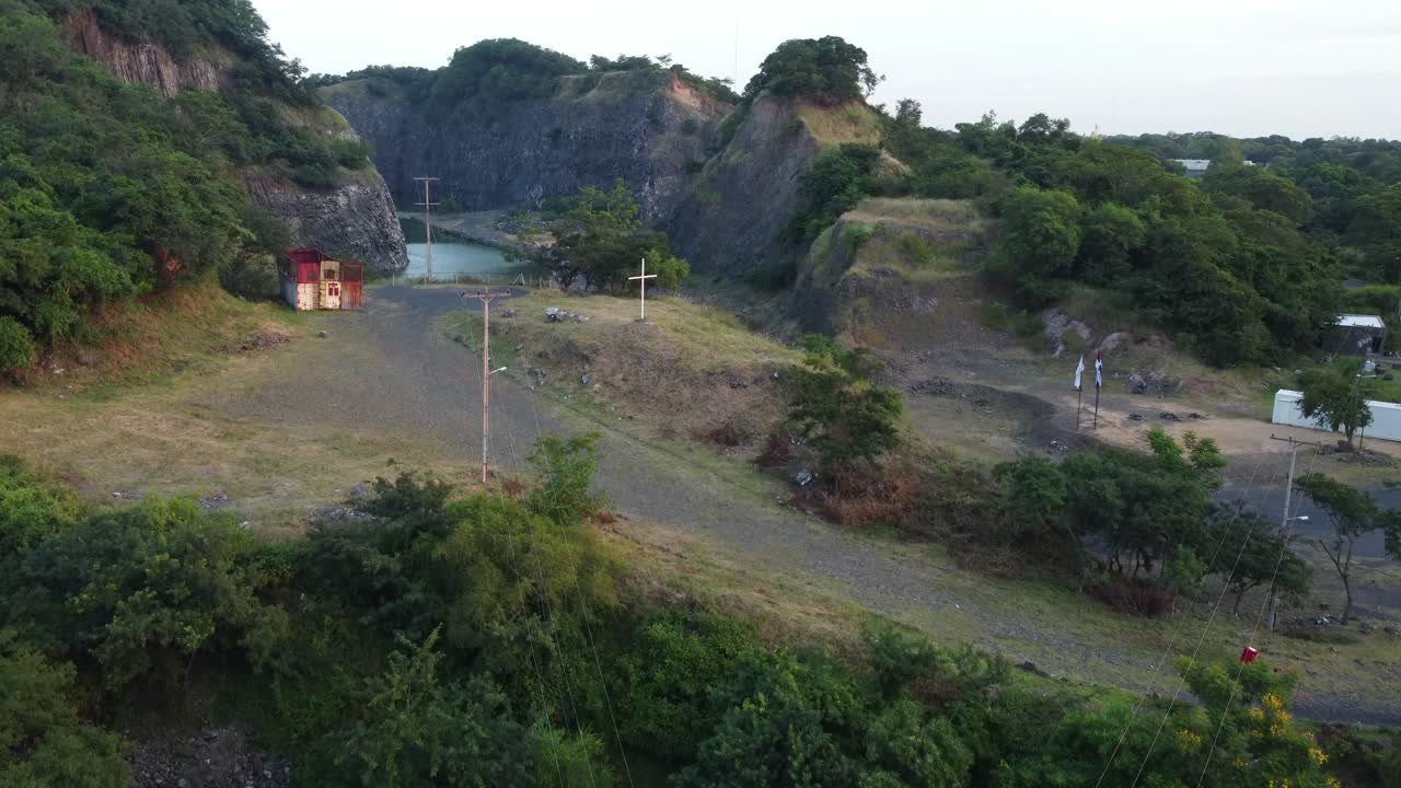 cerro ñemby로 알려진 파라과이의 시골 지역에 비포장 도로가 있는 언덕의 공중 전망