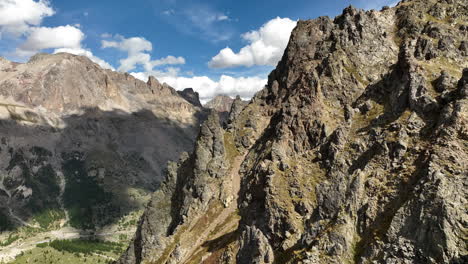 Denso-Bosque-De-Abetos-En-Los-Alpes-Franceses-Toma-Aérea-Vista-Del-Valle-Del-Día-Soleado