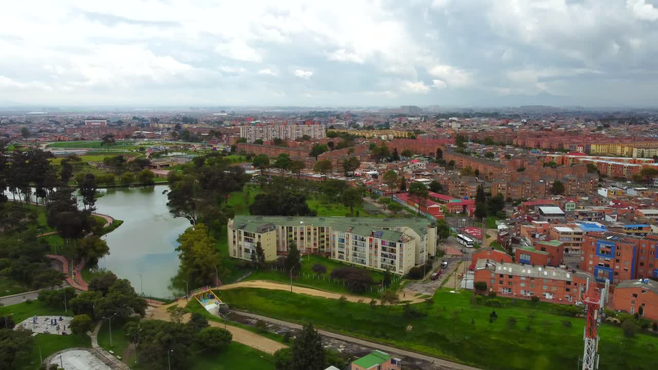 по пути за пределы боиты мы проезжаем через соседние районы, такие как тимиза и кеннеди, каждый из которых предлагает свой собственный вкус и характер.