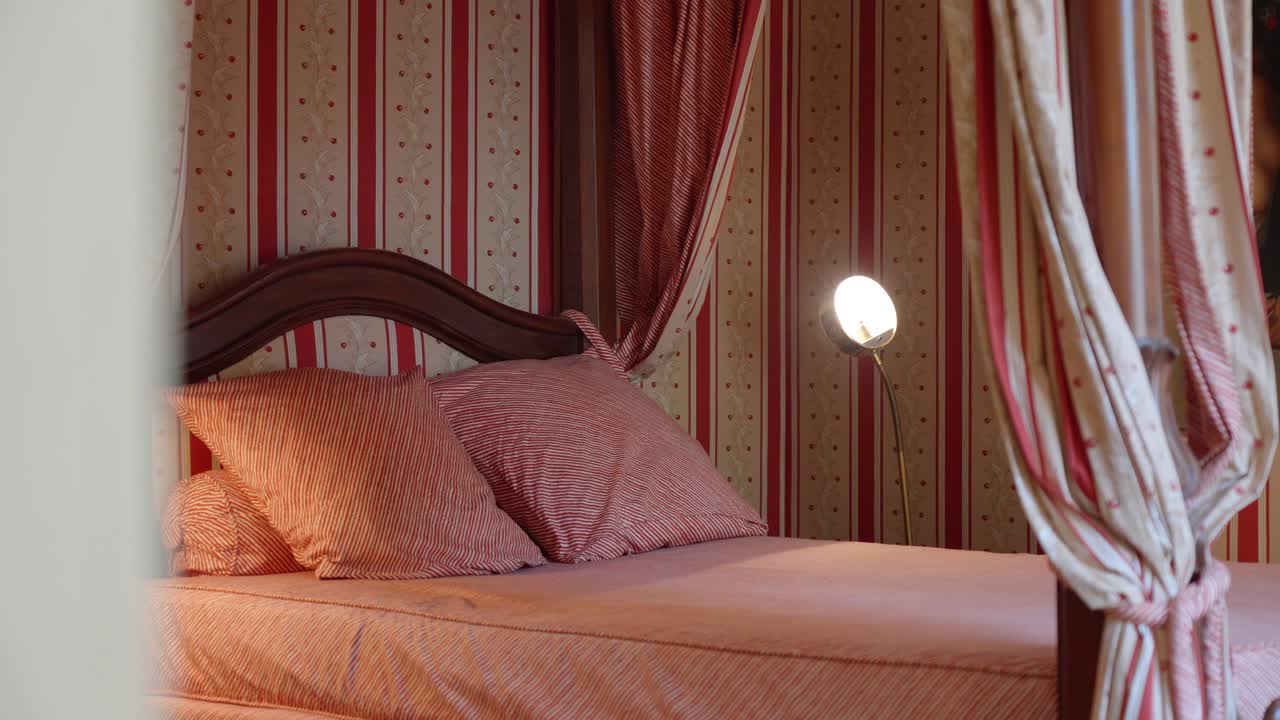 16세기 성의 캐노피 침대