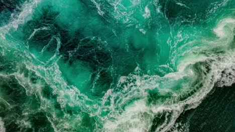 las olas de agua del río y el mar se encuentran durante la marea alta y la marea baja.