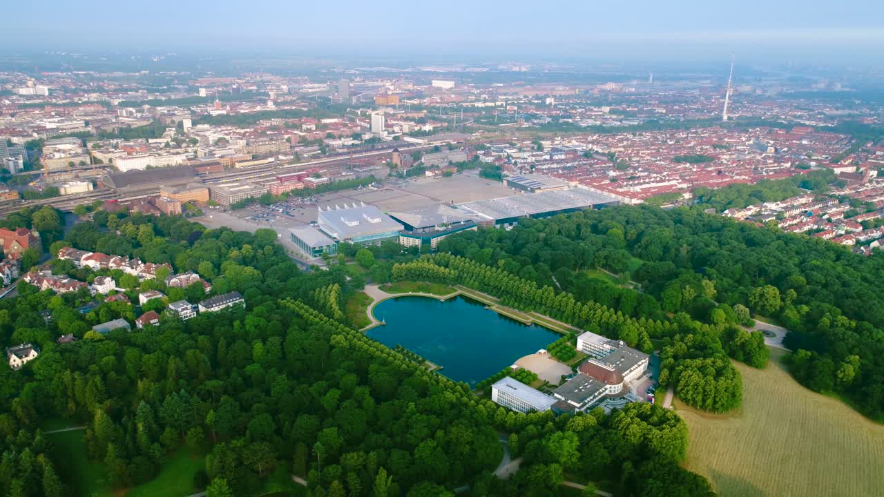 브레멘 시의 항공 fpv 드론 영상 브레멘은 독일 북부 지역의 주요 문화 및 경제 중심지입니다.