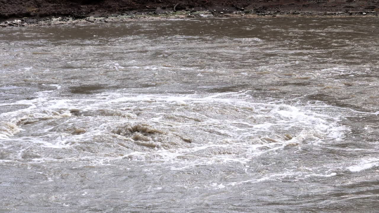 지열 온천에서 끓는 뜨거운 물