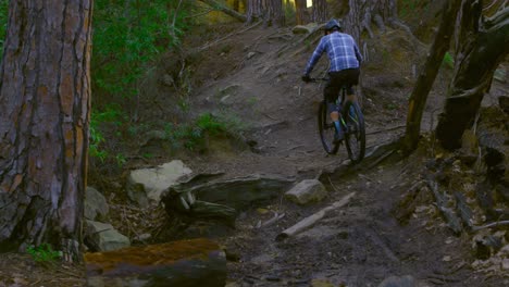 Hombre-Montando-Bicicleta-En-El-Bosque-En-El-Campo-4k