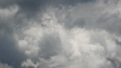 gran lapso de tiempo de nube en movimiento rápido y denso en 4k, línea de cielo de verano africano con lluvia inminente y tormentas eléctricas