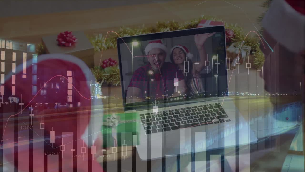 animación de procesamiento de datos sobre una pareja caucásica haciendo una videollamada con su familia