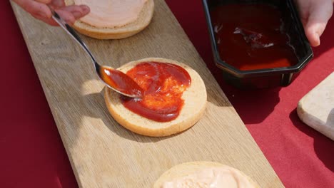 Ketchupsauce-Wird-Auf-Ein-Hamburgerbrötchen-Gelegt