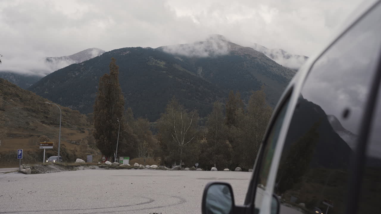 aiguestortes 국립 공원 에서 멋진 전망 앞 에 주차 된 밴