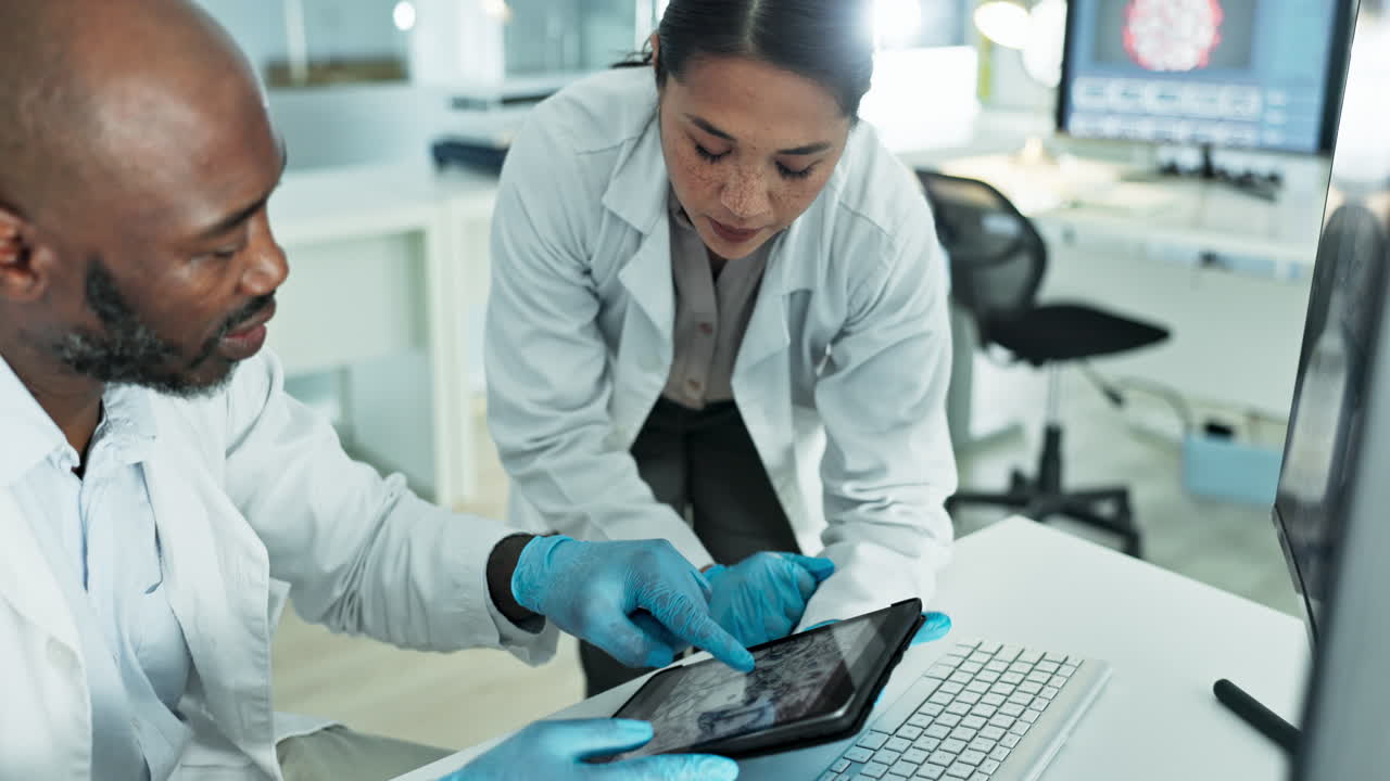 trabajo en equipo, tableta o científicos hablando en el laboratorio