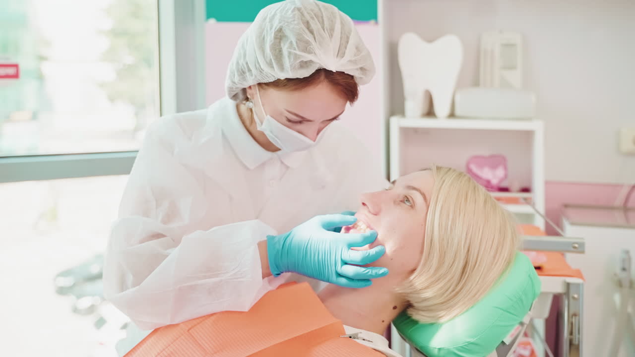 стоматолог осматривает пациента
