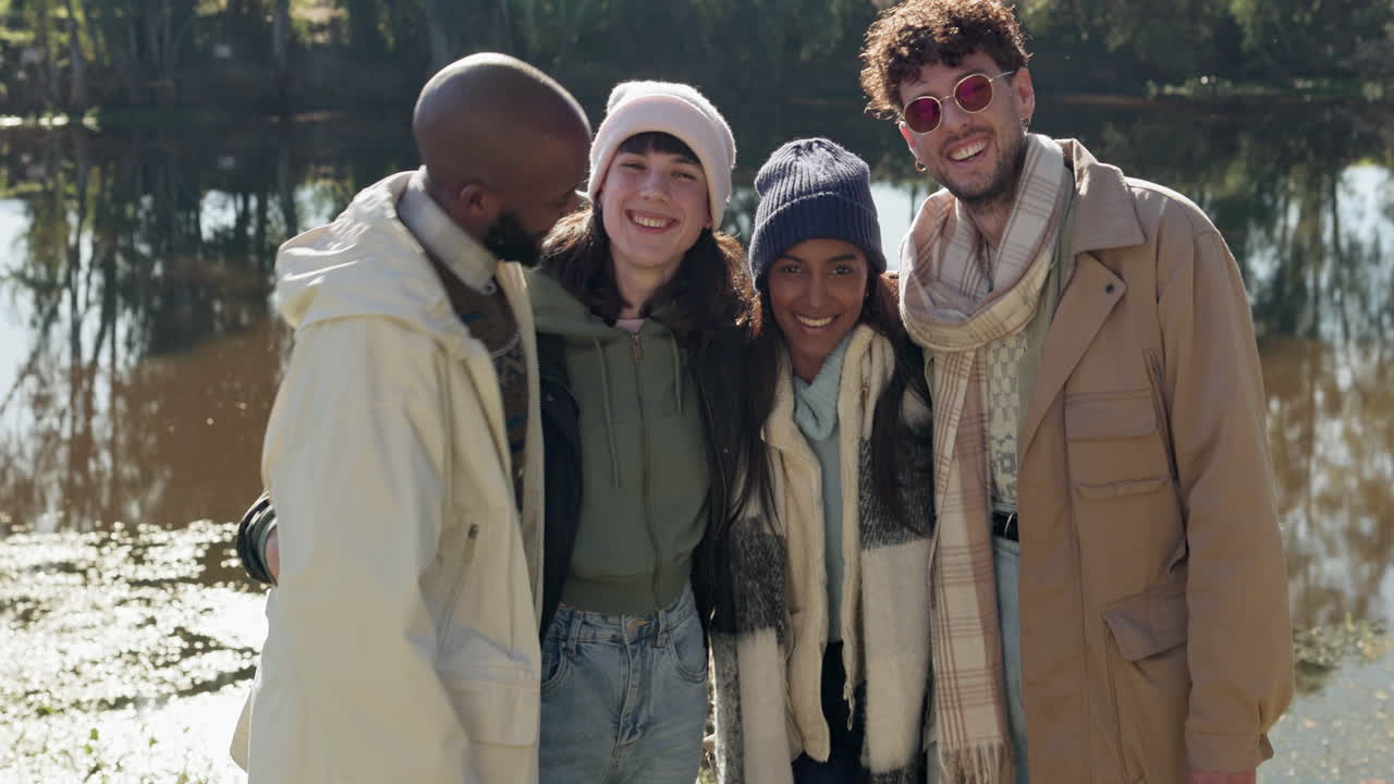 amigos, sonrisa y retrato en el campamento