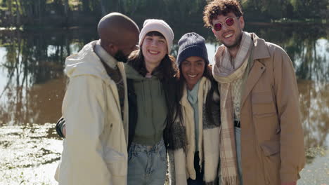 Amigos,-Sonrisa-Y-Retrato-En-El-Campamento