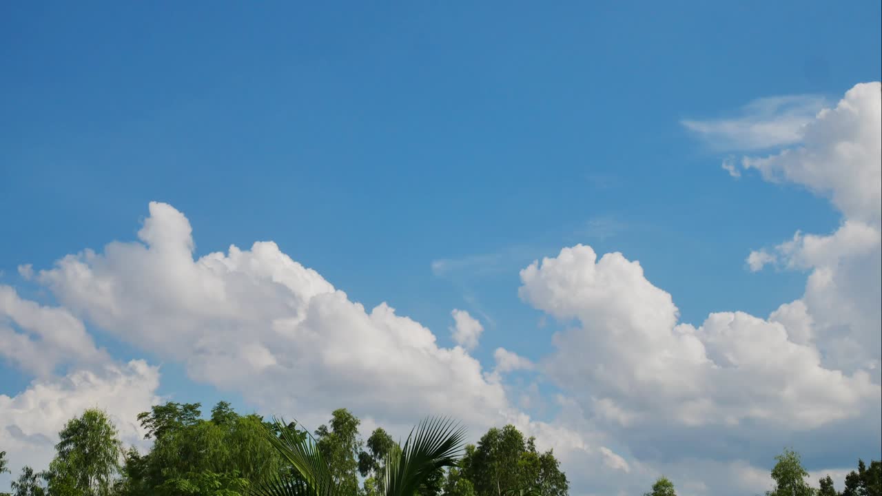 시간이 지남에 따라 움직이는 구름을 볼 수 있습니다.