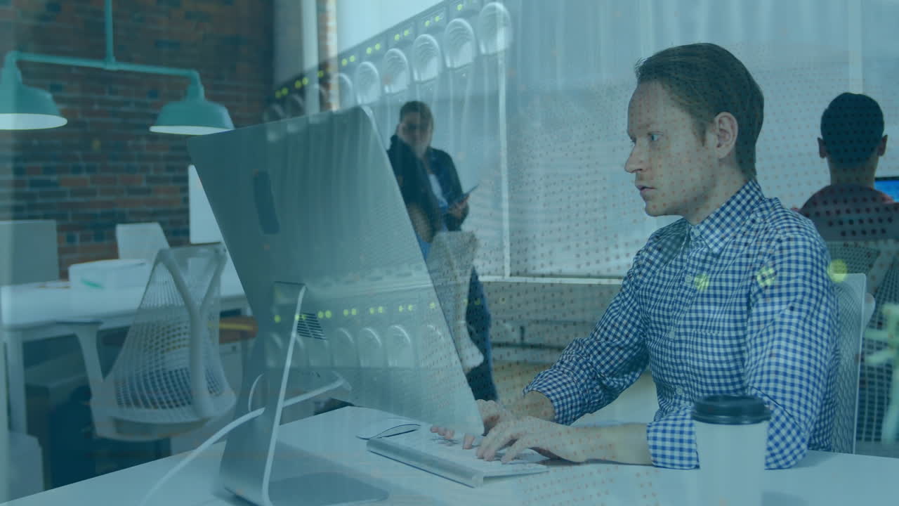 animación de máquina de escribir sobre hombre de negocios caucásico trabajando en la computadora en la oficina