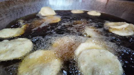 alimentos fritos en aceite caliente