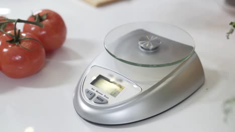 una pila de carne picada en una balanza electrónica en la cocina. de pie en una plataforma de pesaje plana. una balanza electrónica con pantalla de cristal líquido ayuda a medir con precisión el peso de los productos