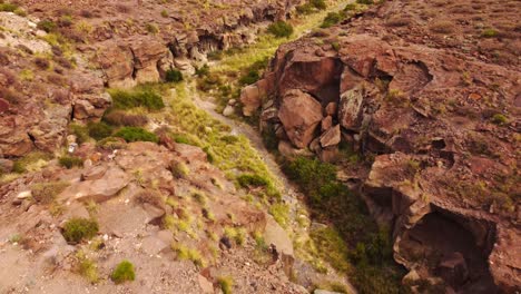 formación volcánica de roca de cañón en la región de tajao, vista aérea, al revés