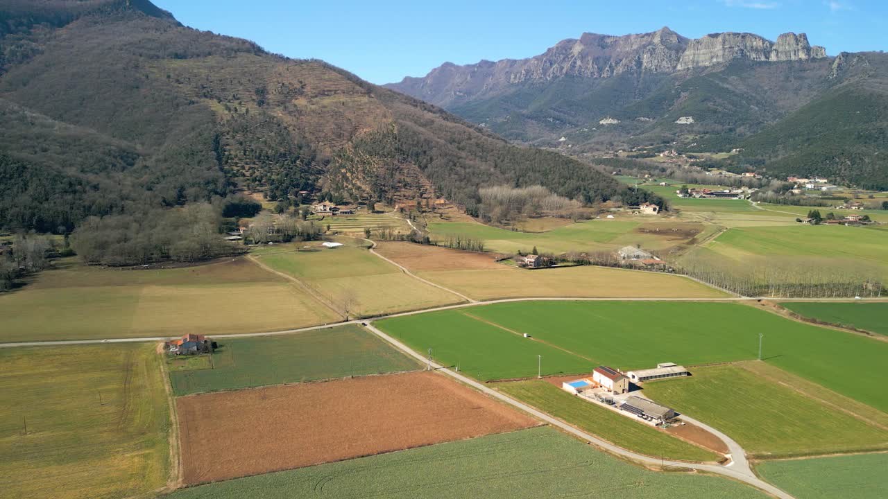 imágenes aéreas con drones en campos cultivados de girona españa naturaleza día soleado granjas agrícolas desde el aire