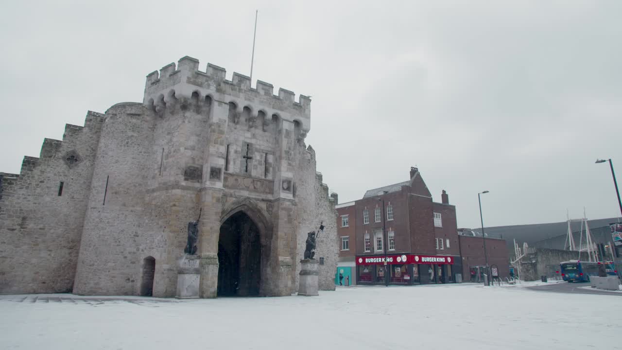 bargate monumento medieval en la nieve durante el invierno, en southampton, hampshire, reino unido