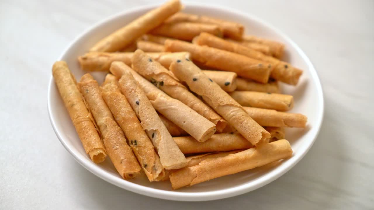 rollo de coco crujiente - un tipo de oblea enrollada, un postre tradicional en tailandia