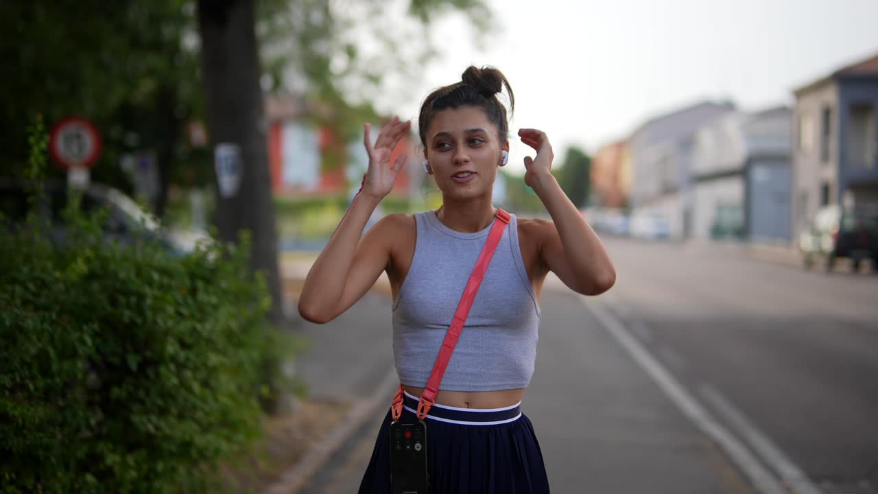 Mujer disfrutando de la música en una calle de la ciudad