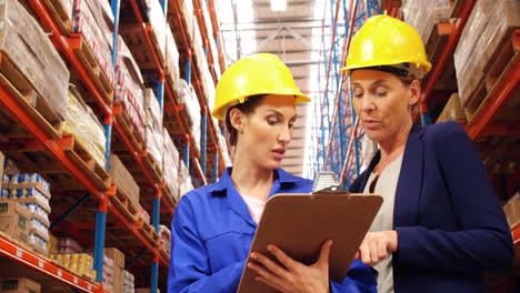 trabajador de almacén que trabaja con clipboard