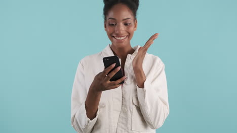 mujer alegre mirando el teléfono inteligente