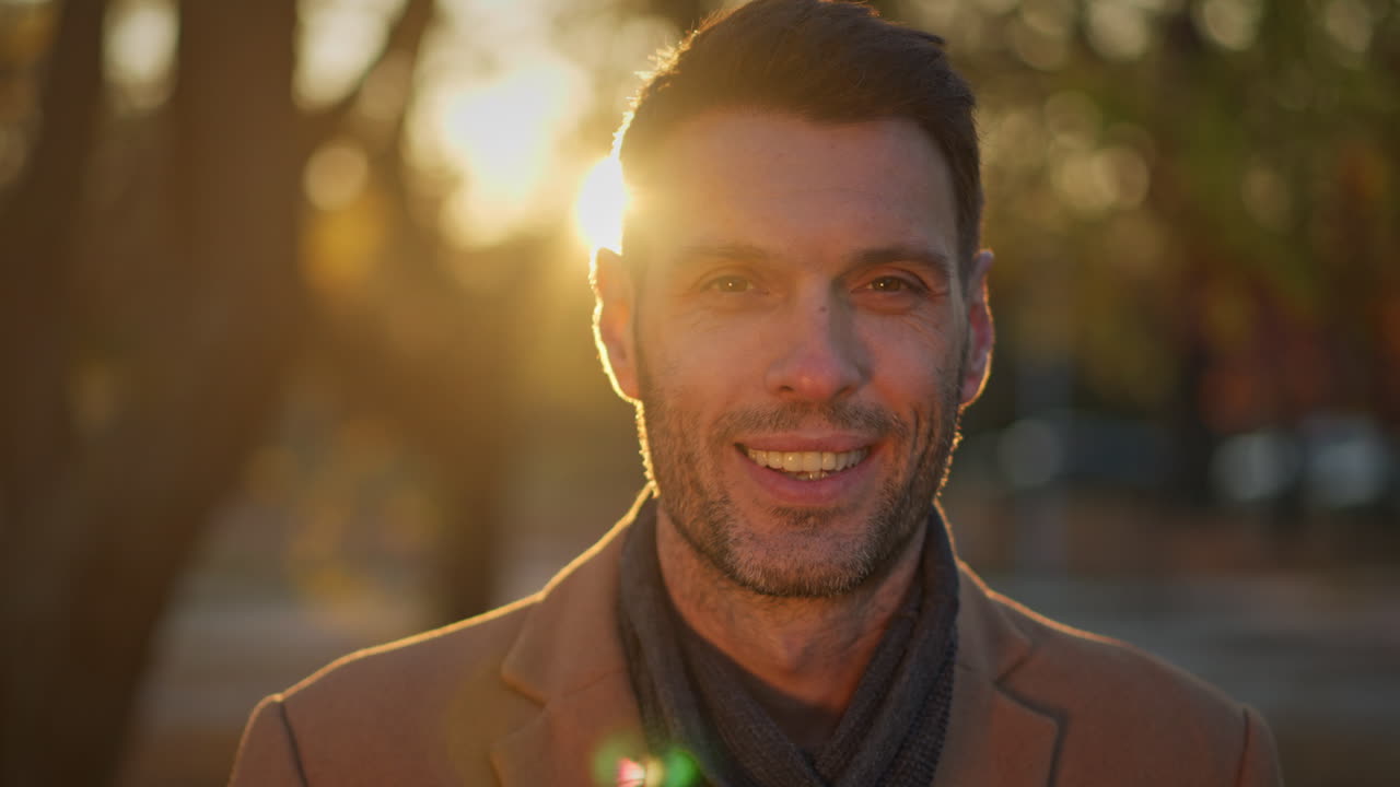 Retrato de um homem bonito ao ar livre no outono