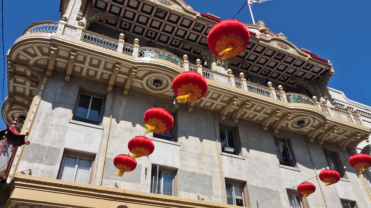 Chinatown em São Francisco, EUA, Edifício Autêntico e Lanternas Vermelhas em Dia Ensolarado