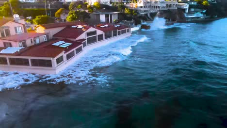 Olas-Rompiendo-En-Casas-Frente-Al-Mar-En-California