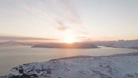 Vista-Sobre-El-Fiordo-En-Invierno-ártico-Nevado-Con-Puesta-De-Sol-Sobre-La-Isla-Senja