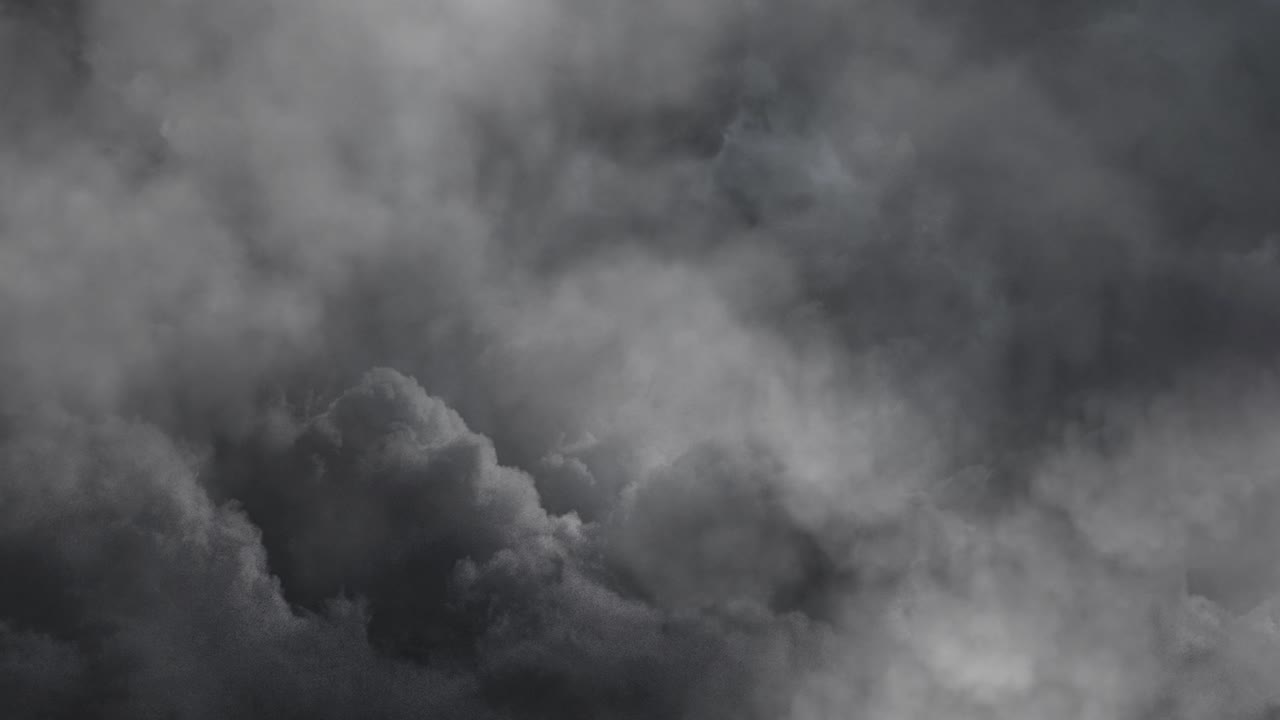 폭풍과 함께 두꺼운 어두운 구름 4k 배경