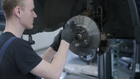 mecánico de reparación de frenos de automóviles