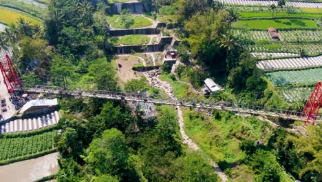 Vista-Aérea-Del-Puente-Jokowi-Y-Cascadas-Cerca-Del-Monte-Merapi,-Java,-Indonesia